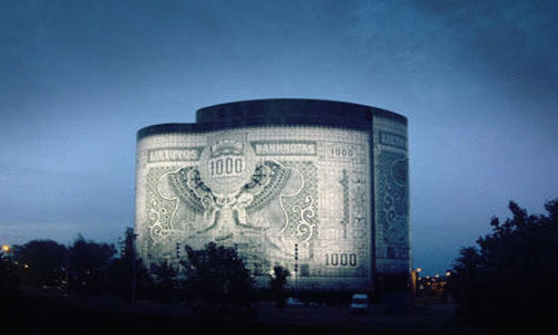 مبنى على شكل عملة