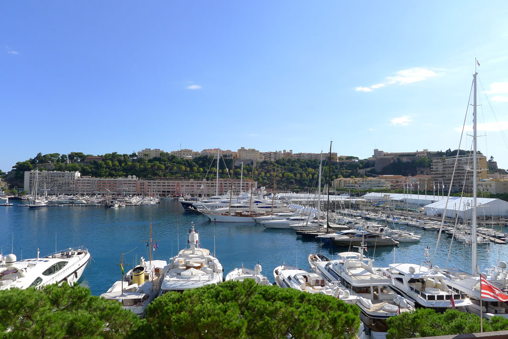 Monte-Carlo across Port Hercule