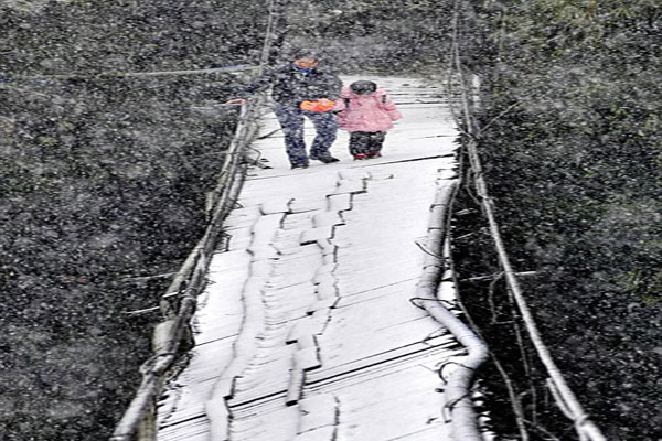 جسر مغطى بالثلوج في الصين