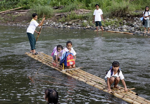 طرق بدائية لعبور النهر في الفلبين