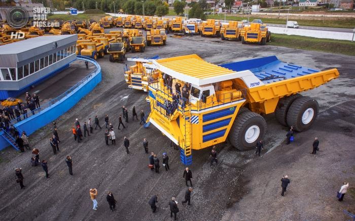 صورة توضح حجم الشاحنة مقارنة مع ما حولها