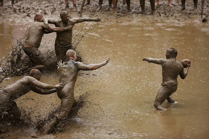 كرة القدم الأمريكية في الوحل كرة القدم الأمريكية في الوحل